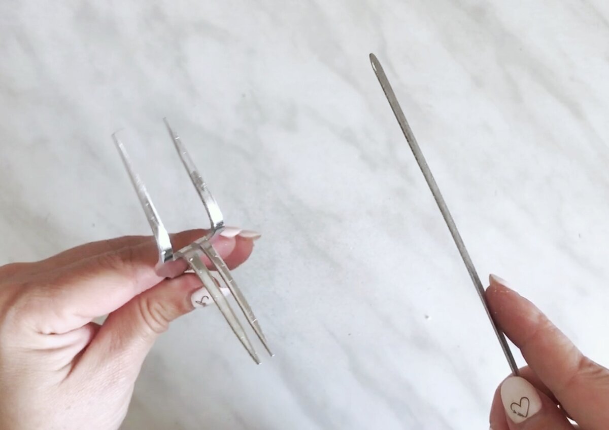 Отгибаем 2 срединих зубчика в одну сторону, а 2 крайних - в другую. Поверхность шлифуем пилочкой для ногтей, или нождачной бумагой (обязательно надеваем маску на нос и рот)