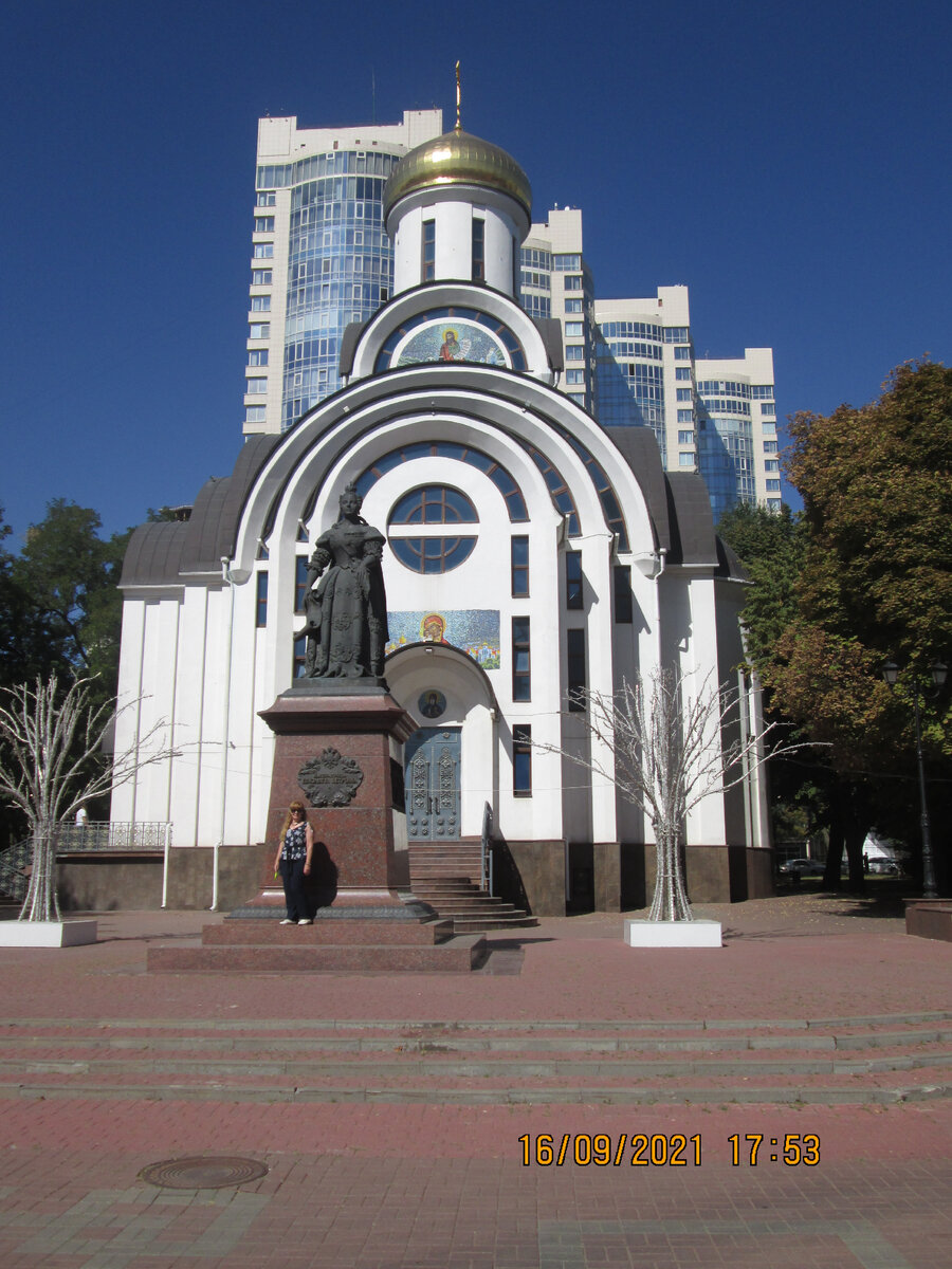 Памятник Елизавете Петровне у Покровского храма.                Фото автора