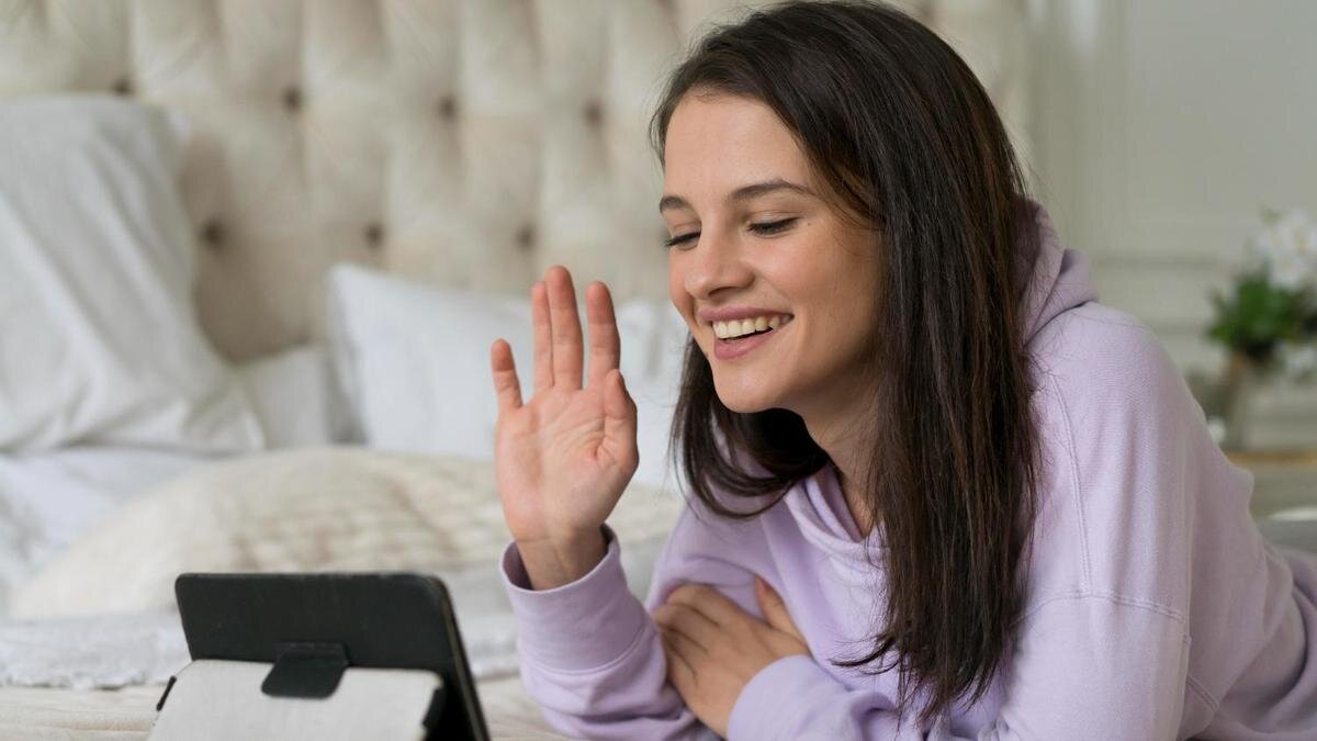    Девушка общается по FaceTime:Freepik