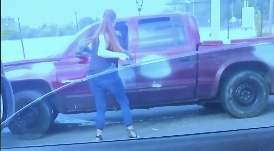 Ханна Пейн совершающая самосуд на дороге