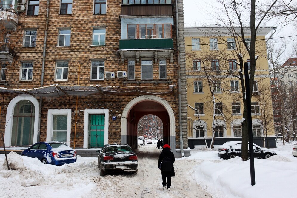 Деревенька два соседа. Уборка снега. Зимний двор с дорожкой. Защита забора от снега с крыши. Медведи соседи зимой.