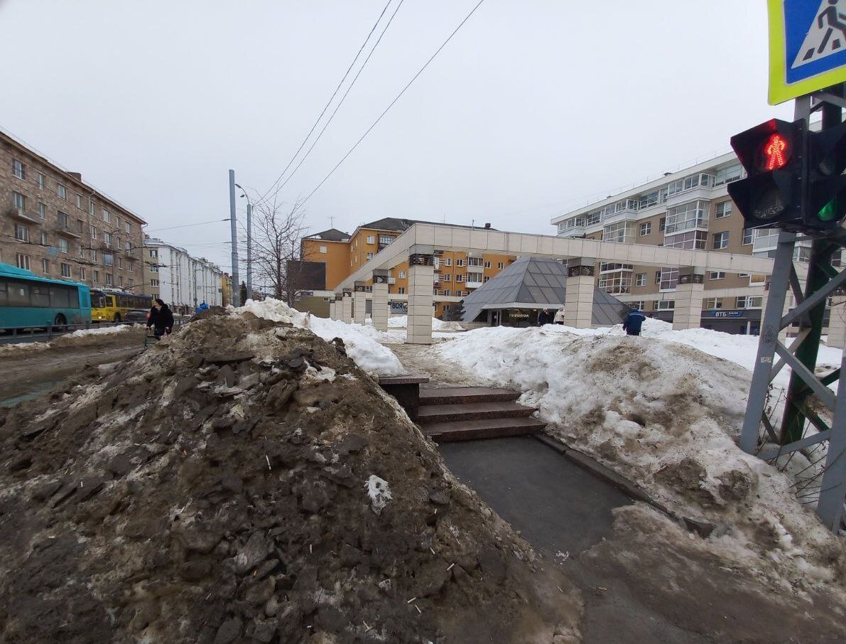    Петрозаводск выглядит неприглядно в преддверии весны: грязный снег, фекалии, лужиКсения Сорокина