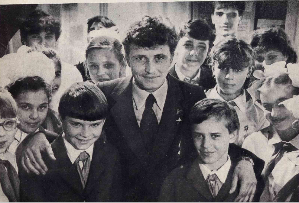 Сергей Викторович Игольченко с пионерами. Фото М. СКУРИХИНОЙ и Л. ЯКУТИНА.