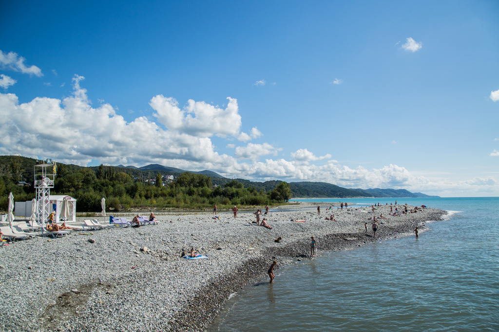 пляж в центре сочи. лазаревское сочи берег. пляж в самом сочи. поселок лазаревское пляжи. пляж курортного городка в адлере.