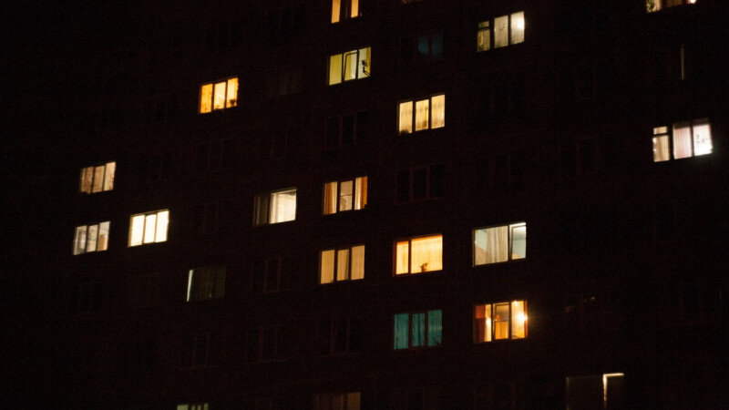    Жилой многоэтажный дом вечером. vk.com/inalley