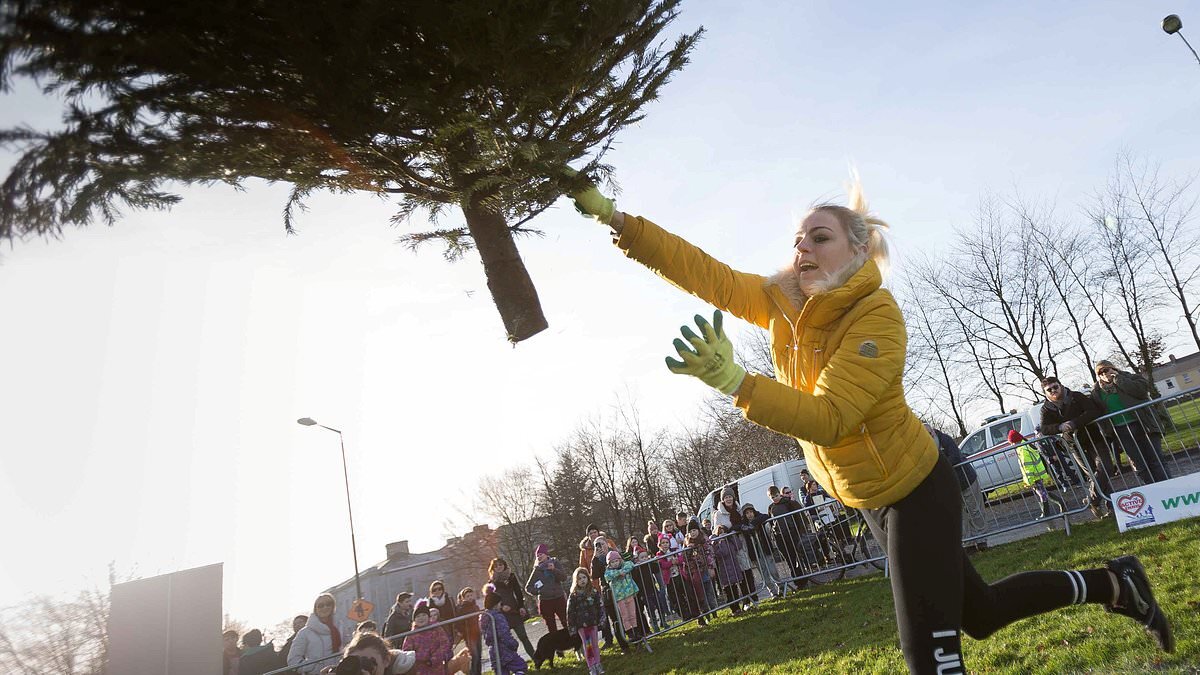       Камила Грабска на состязании по метанию елок в Ирландии, 2018 год Фото: Daily Mail Online / Х (Twitter)