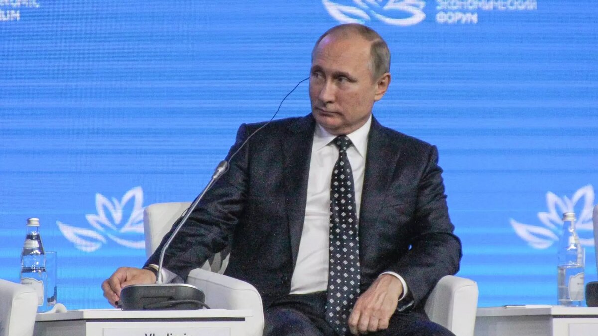     Президент Владимир Путин подписал указ о создании двух военных округов, документ опубликовали на портале правовой информации.