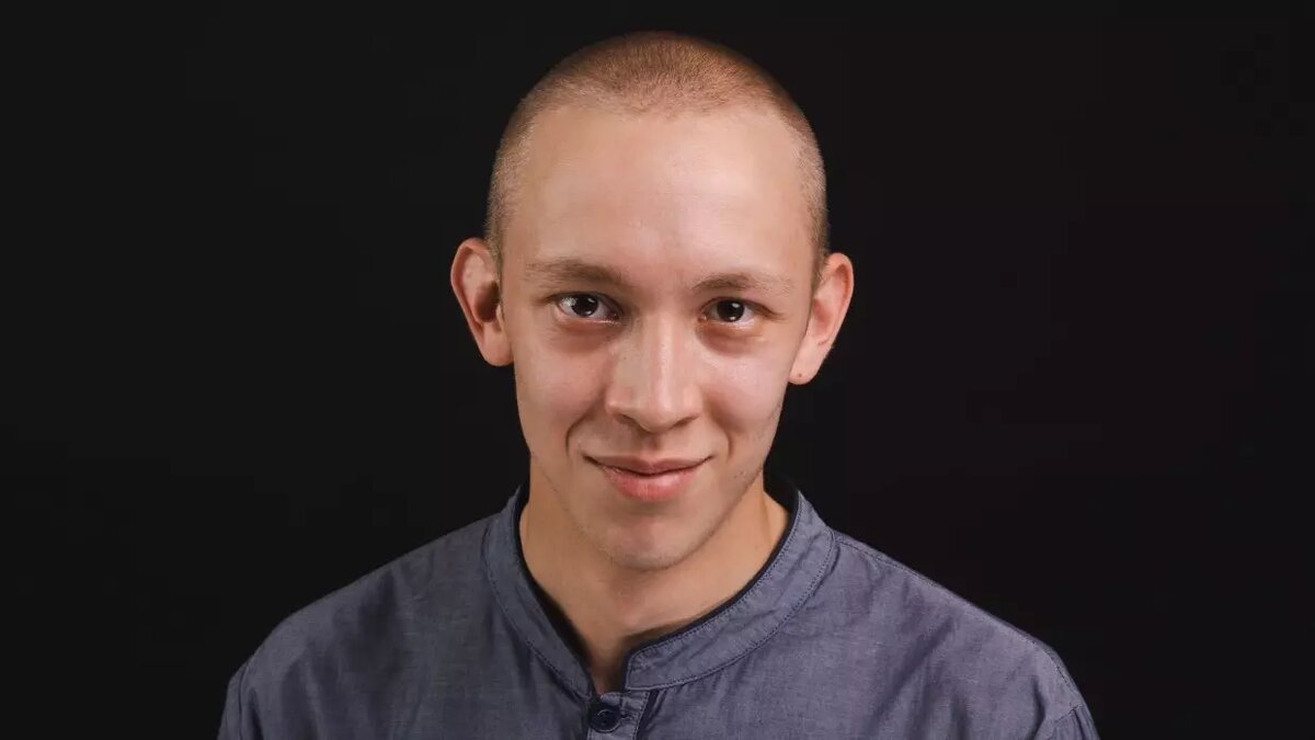     Тюменец Лев Зулькарнаев, исполнивший одну из главных ролей в сериале «Слово пацана», поведал о том, что был хулиганом в школе. Как рассказал актер журналистам, в юношестве он примыкал к буллингу и был «полным подонком».