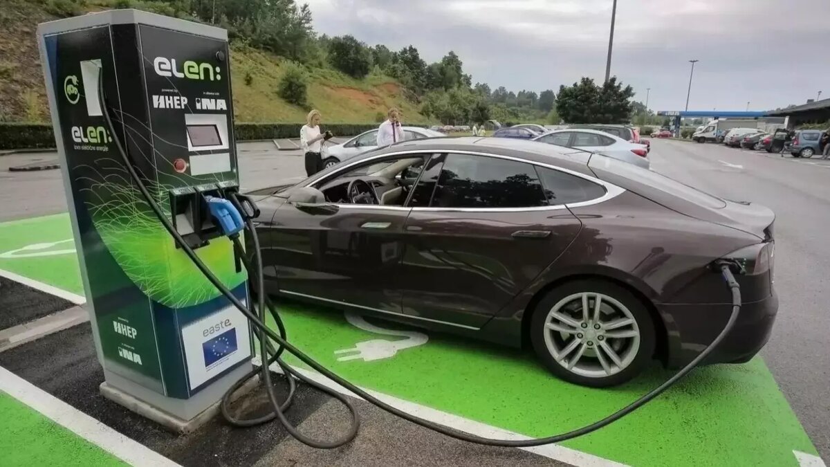     Вслед за странами Запада и Китаем Россия в недалеком будущем столкнется с серьезной проблемой: готовы ли наши электрические сети к ежедневной зарядке сотен тысяч, а впоследствии и миллионов (!) автомобилей-электричек? Очевидно, что для преодоления дефицита энергии действовать надо уже сегодня.