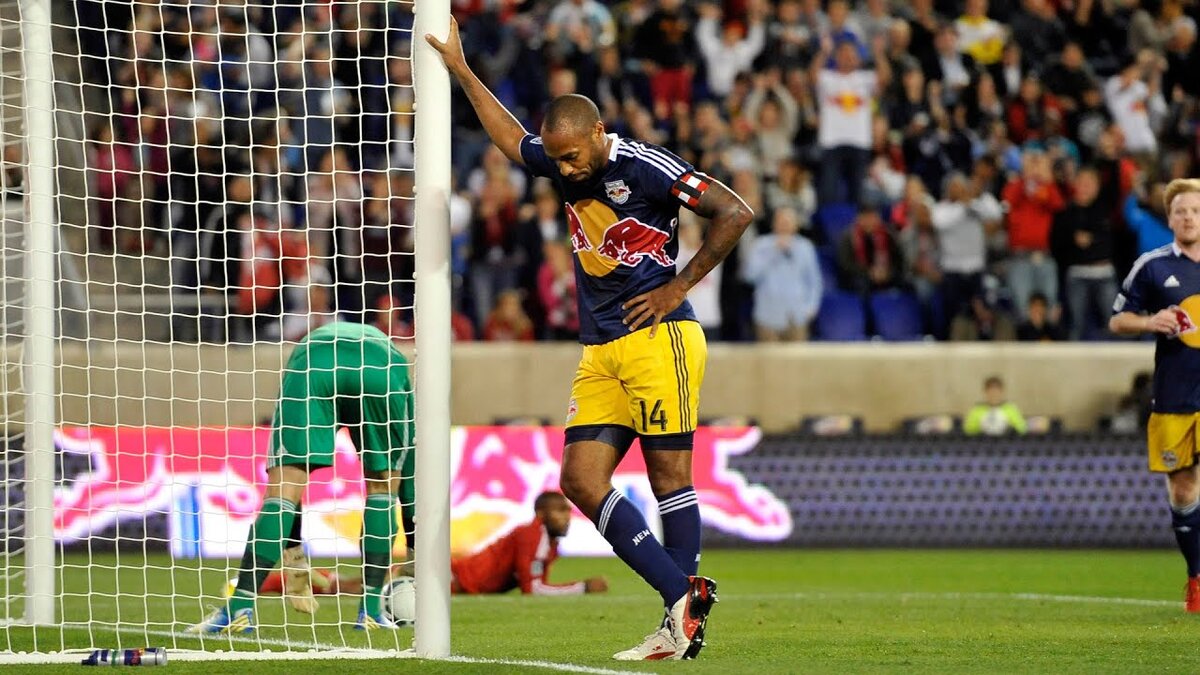 Анри ждет, пока мы закончим разглядывать футболки