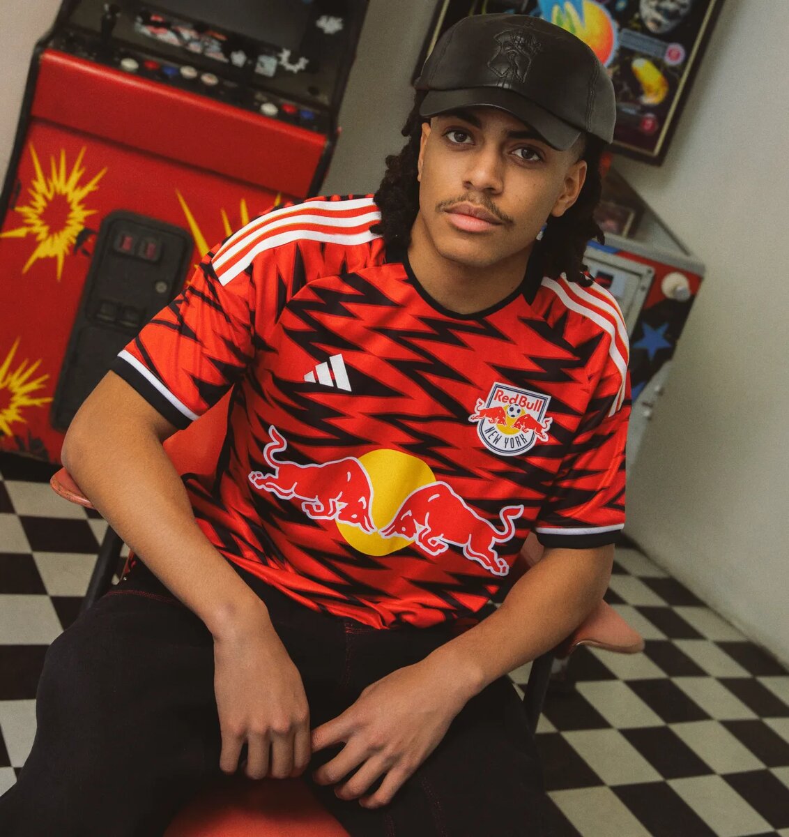 Я встретил ее на вечеринке. Сказал ей, что играю в футбол. Она ответила, что это круто, что ее отец обожает футбол. Дала свой номер, мы подписались друг на друга в соцсетях... И тут — БАЦ — она назвала меня «Коксоккер» и ушла. А потом везде заблокировала. Больше мы никогда не общались. До сих пор не знаю, почему она так отреагировала. Сперва думал, что ей не по нраву моя команда. Ну, знаете, семейное боление, все такое. Но потом понял, что Кок-то находится в Теннесси, а я играю за «Нью-Йорк»... 