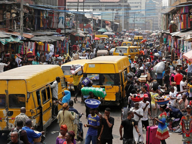 Вечерний город. Город суета. Люди на улицах нью-йорка. Люди в городе. Жизнь в крупном городе.