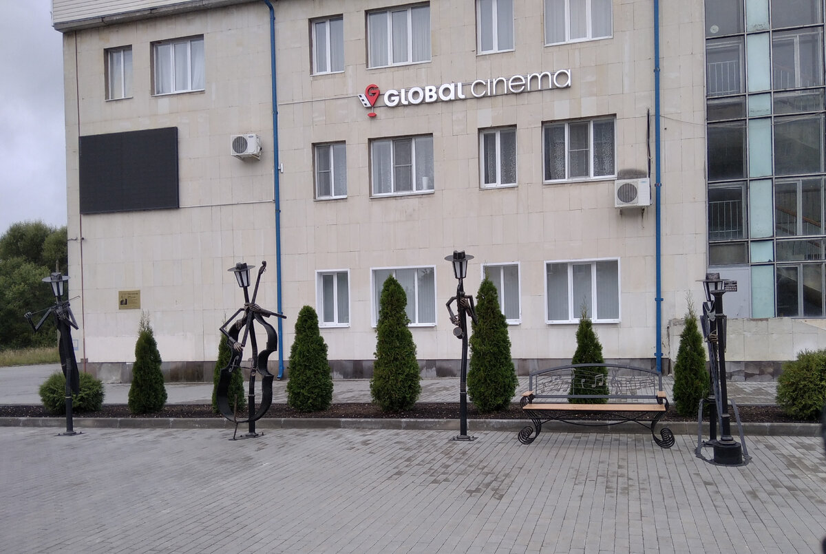 Квартет-фонари: контрабасист, скрипач, саксофонист, арфист