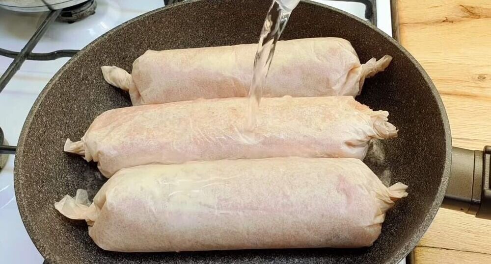 Ни духовку включать, ни отмывать плиту от жирных брызг вам не придется, если вы будете готовить ароматный куриный рулет с яйцом и сыром. Выходит такая закуска безумно сочной.-4