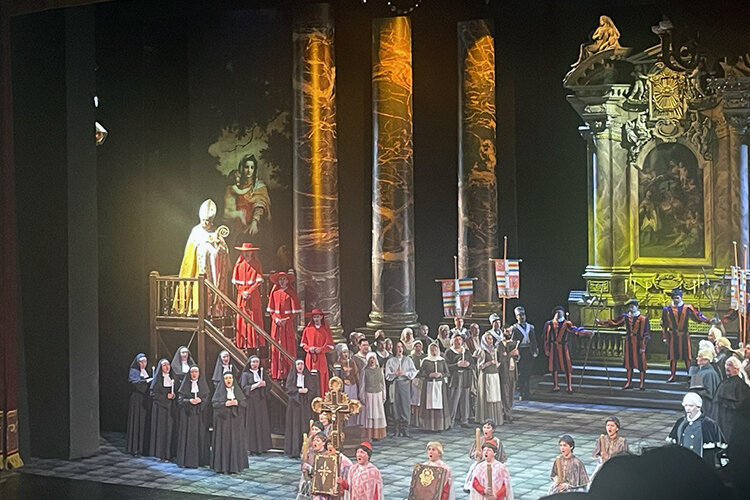 В начале оперы ослепленный зритель разглядывает пышные локации и достраивает в уме столь же выпуклые портреты Флории Тоски и Марио Каварадосси. Они лакмусовая бумажка любой интерпретации Фото: Анастасия Попова