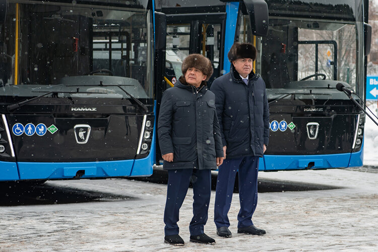 В целом город в 2024 году получит еще 80 автобусов. Если судить по словам Магдеева, «НЕФАЗами» укрепят наиболее загруженные маршруты — №2, 3, 22, 26 Фото: «БИЗНЕС Online»