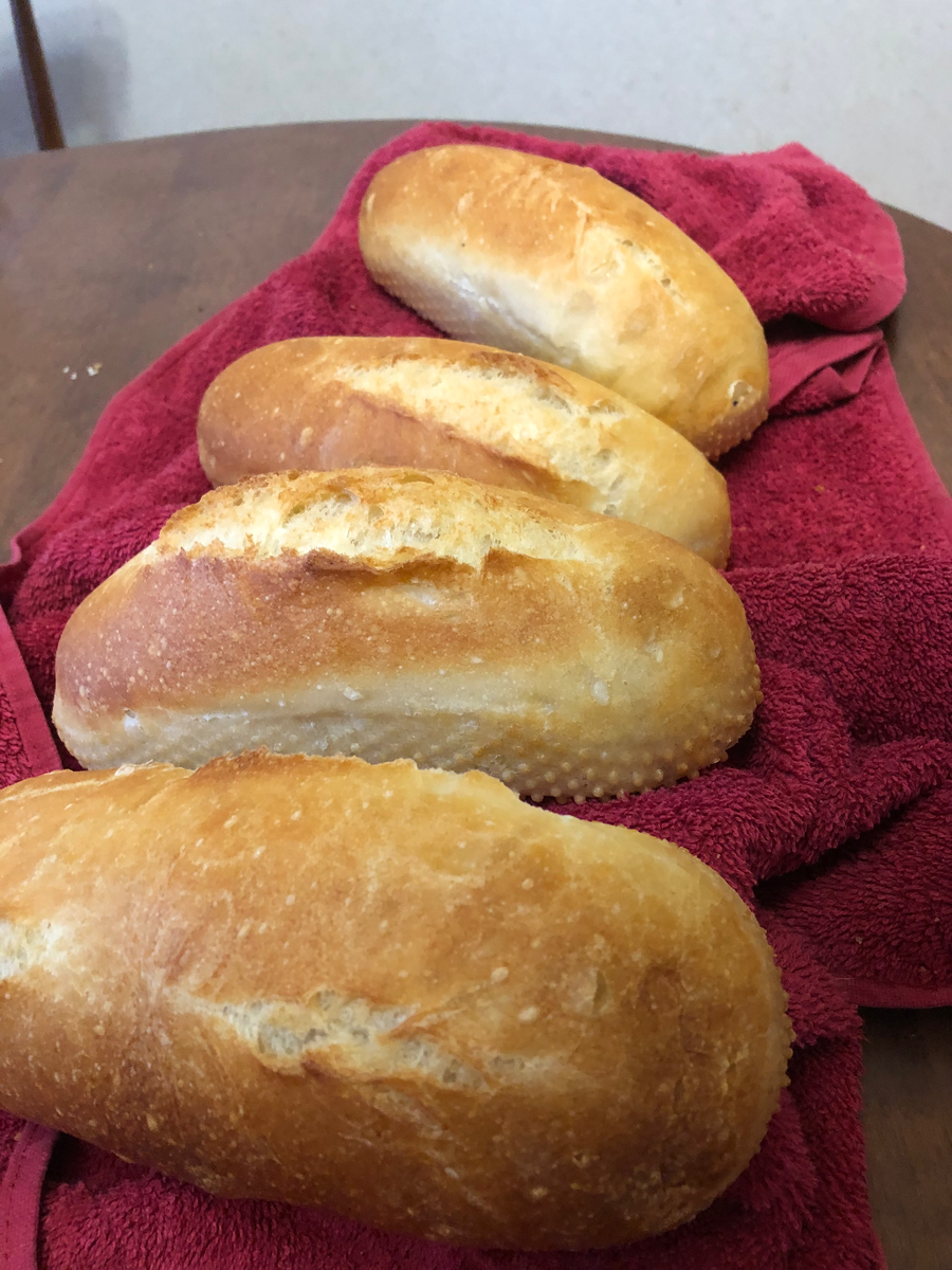 Мини-багеты испекла сегодня. Здесь морозить нечего, этих четырех малышей нам хватит на три дня, наверно.