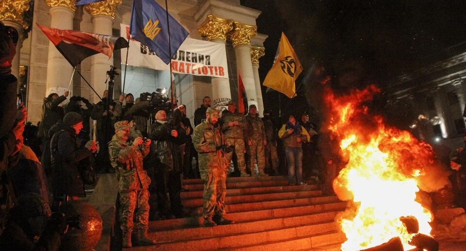    Украинские нацисты празднуют третью годовщину Евромайдана горящими покрышками / Global Look Press