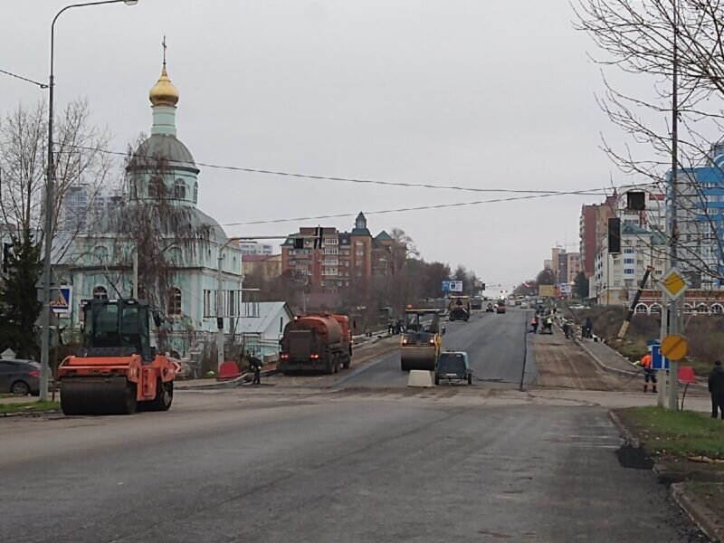 11 ноября 2022 года, идет асфальтирование моста… Фото: Денис Тюркин I Столица С 