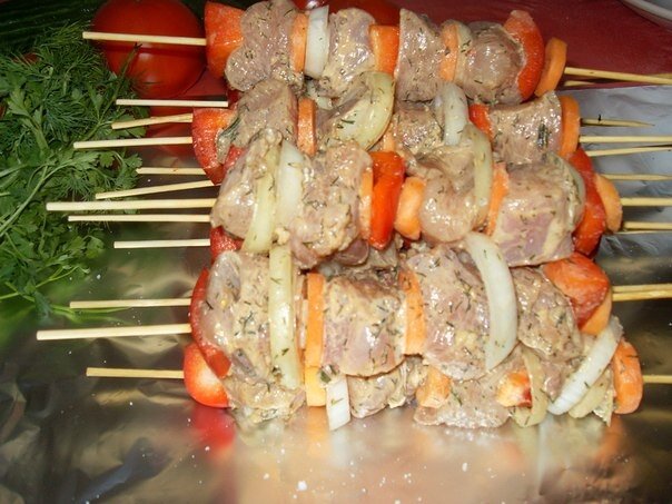 шашлык из свинины. рецепт шашлычка на шпажках в духовке. куриный шашлык в духовке на шпажках. шашлычки на шпажках в духовке из свинины. шашлычки на шпажках в духовке.
