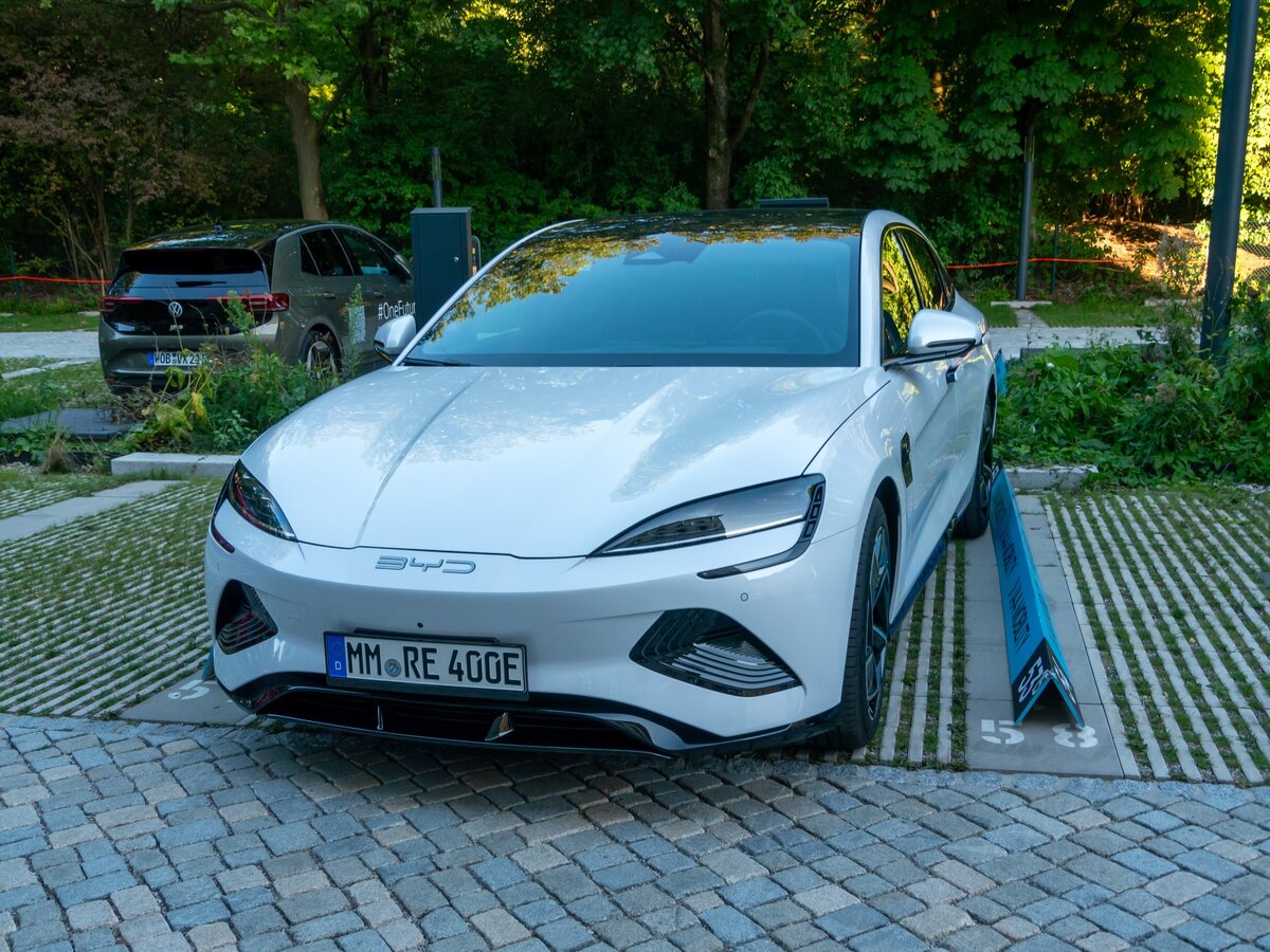 Электромобиль BYD Seal лидера китайского автопрома BYD на выставке IAA Mobility 2023 в немецком Мюнхене имел большой успех. Изображение: Matti Blume, CC BY 2.0, commons.wikimedia.org
