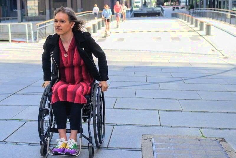 На самом деле с ногами у него всё в порядке, он может ходить.