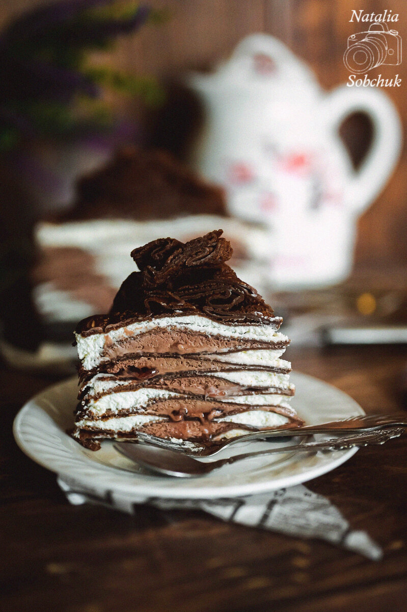 Шоколадный блинный торт с творожным кремом — рецепт с фото пошагово