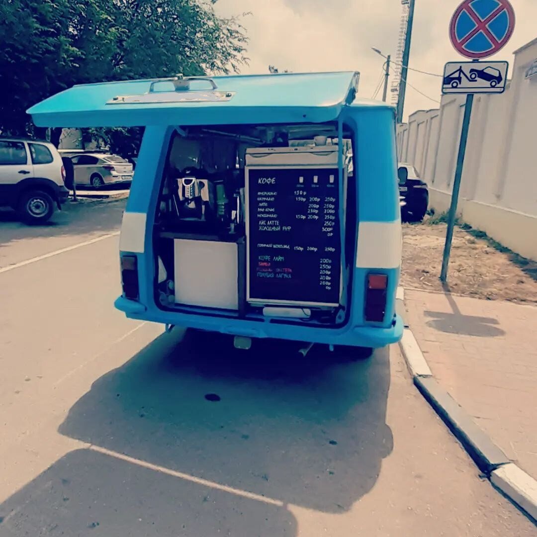 в ожидании клиентов в неподходящем месте