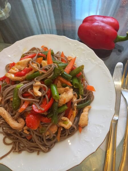 рецепт гречневая лапша с курицей и овощами