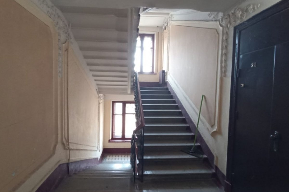    Житель Купчино убил жену и выпал из окна горящей квартиры