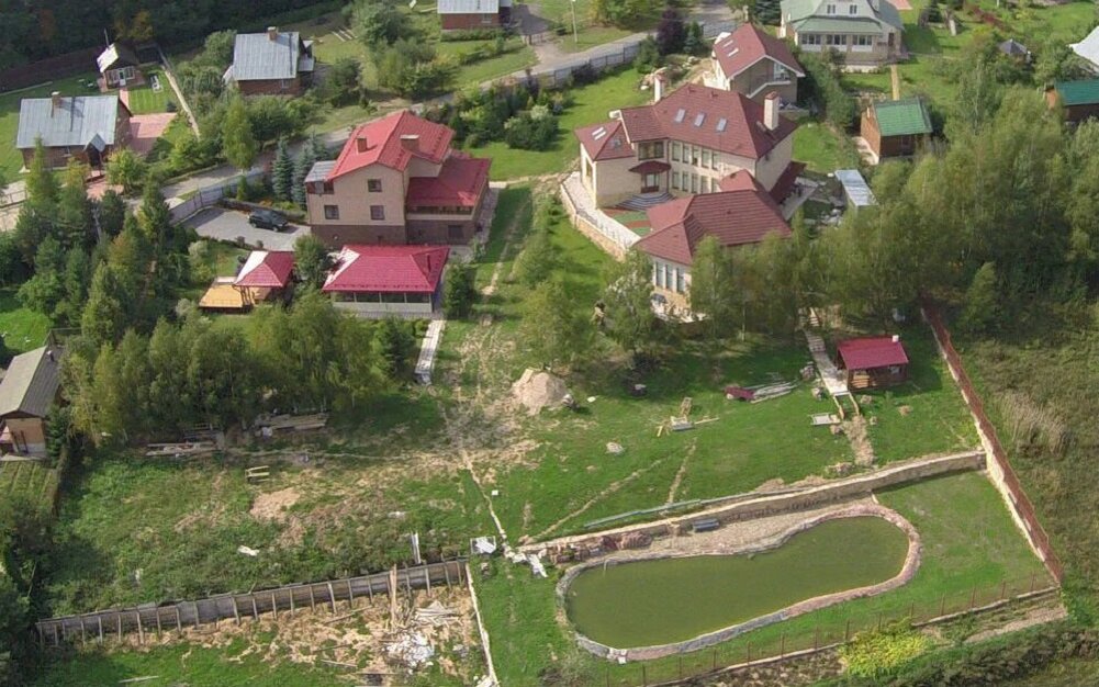 Домашняя долина москва. Дом Ларисы Долиной. Загородный дом Ларисы Долиной. Дом Ларисы Долиной в поселке Славино. Дом Ларисы Долиной внутри.