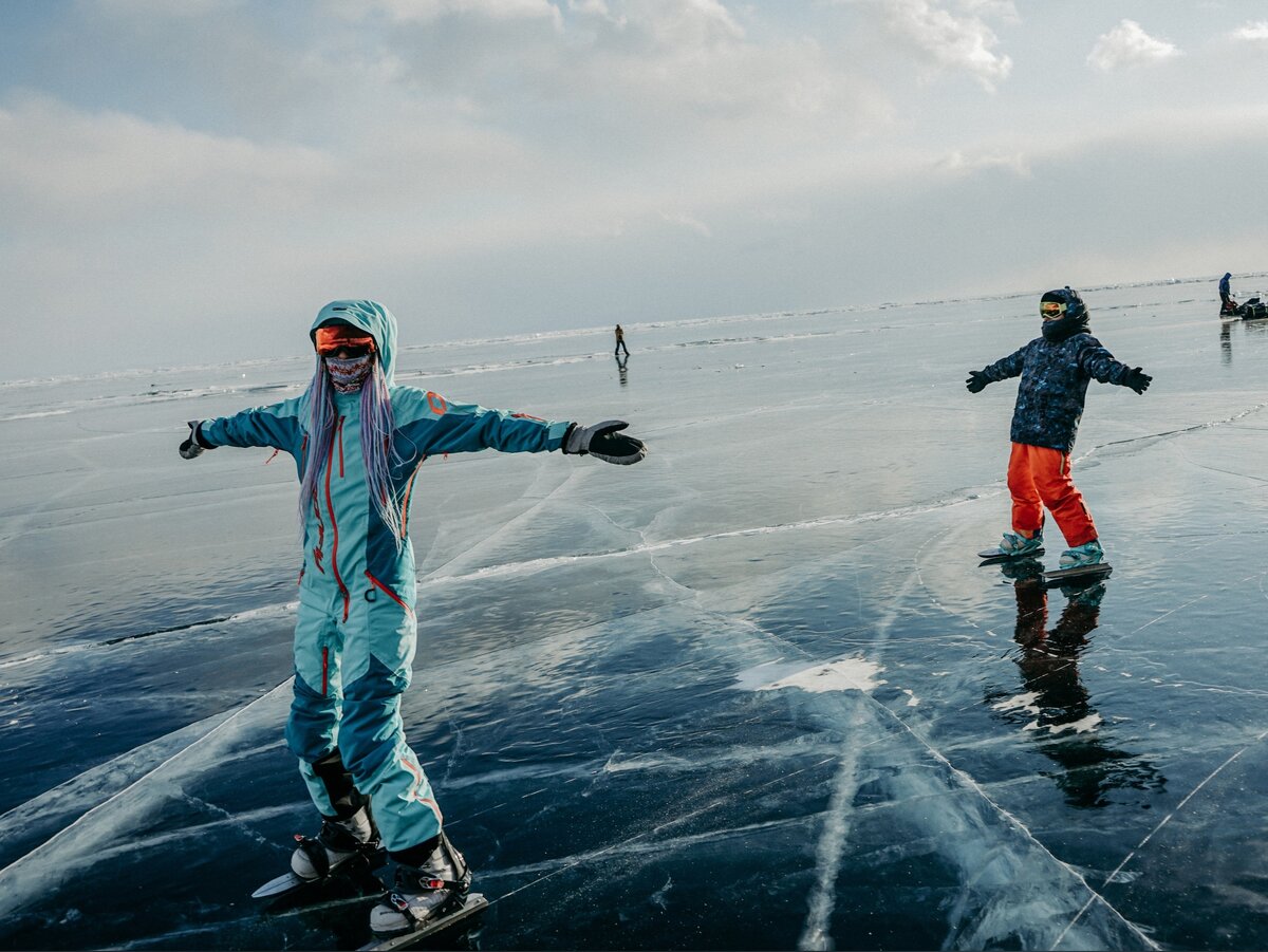 Зимой на Байкале царит потрясающая солнечная погода, а морозы здесь просто неимоверно ощутимы – такие, что трещат и скрипят под каждым шагом.-3