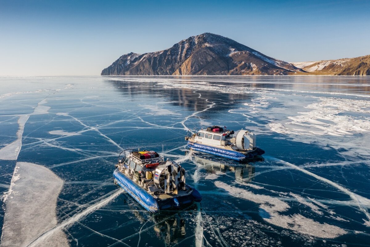 Зимой на Байкале царит потрясающая солнечная погода, а морозы здесь просто неимоверно ощутимы – такие, что трещат и скрипят под каждым шагом.-5