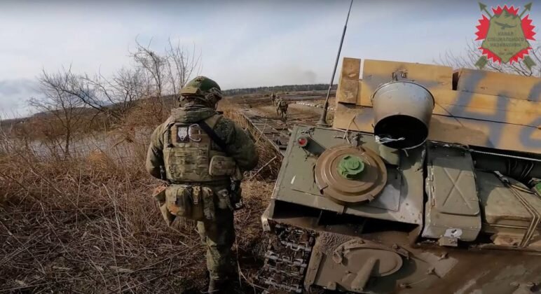 Разведчики 45-й гв. отдельной бригады спецназа ВДВ во время подготовки, а также непосредственно в ходе Гостомельской операции. Фото: @okspn