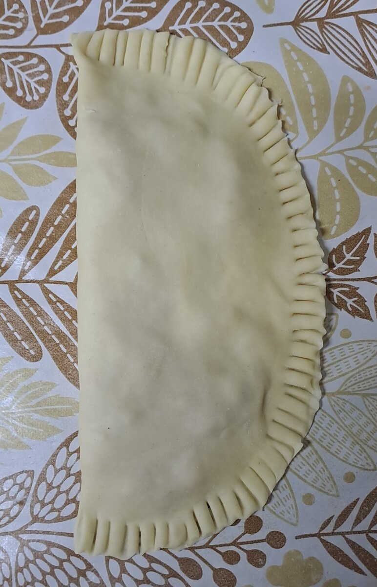 Тесто для чебуреков рецепт. Тесто на чебуреки дрожжевое. Вкусное тесто на чебуреки рецепт. Тесто на чебуреки с пузырьками. Классическое тесто для чебуреков.