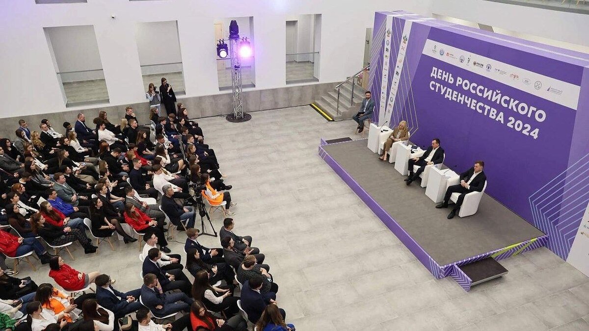 Подросток улыбается. Лучшие проекты молодежи. Красивая молодежь. Современный студент. Счастливые подростки.