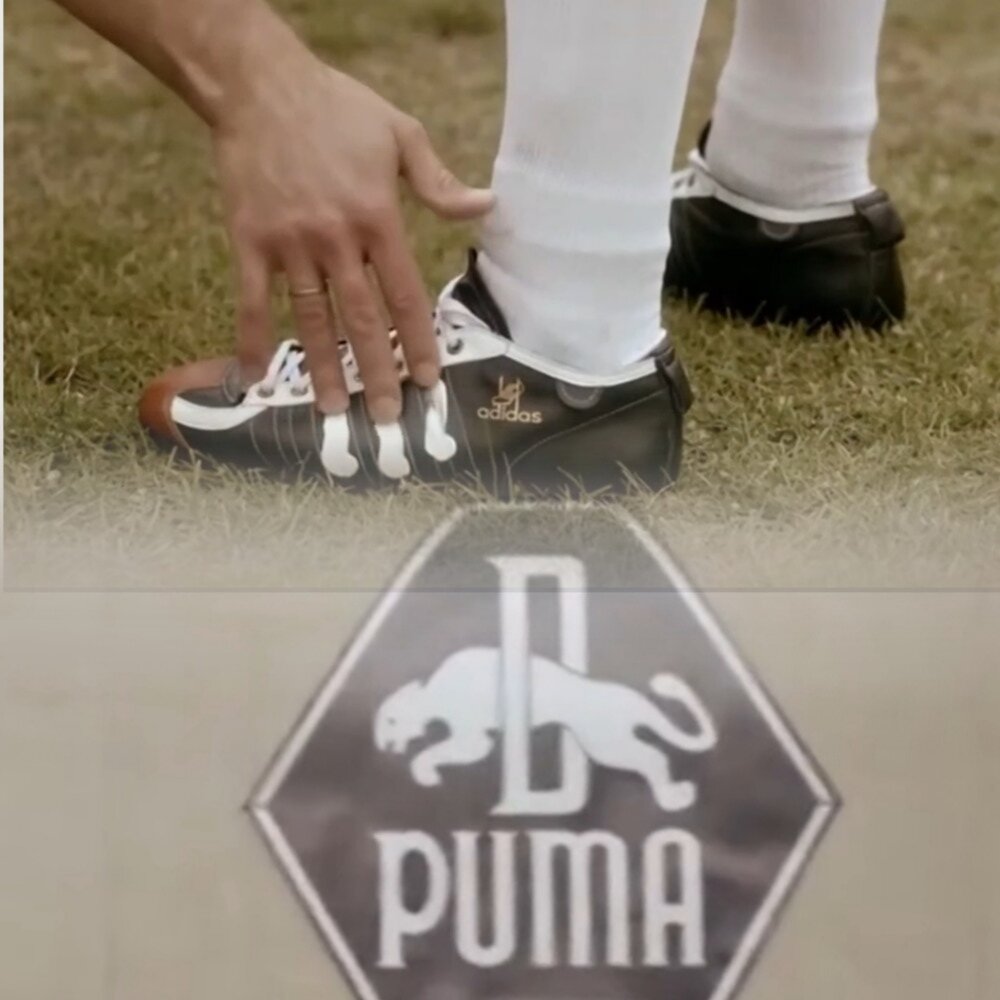 На фото обработанные мной скрины из фильма "Дуэль братьев. История Adidas и Puma", режиссер Оливер Домменгет, снято RTL, спродюсированно Zeitsprung Pictures, G5 fiction. Скрин демонстрирует момент, когда Ади наносит три полоски Адидас на обувь, а так же логотип Пума на фургоне. Подробнее об этом рассказано в статье. Все материалы принадлежат правообладателям и размещены исключительно в информационных целях.