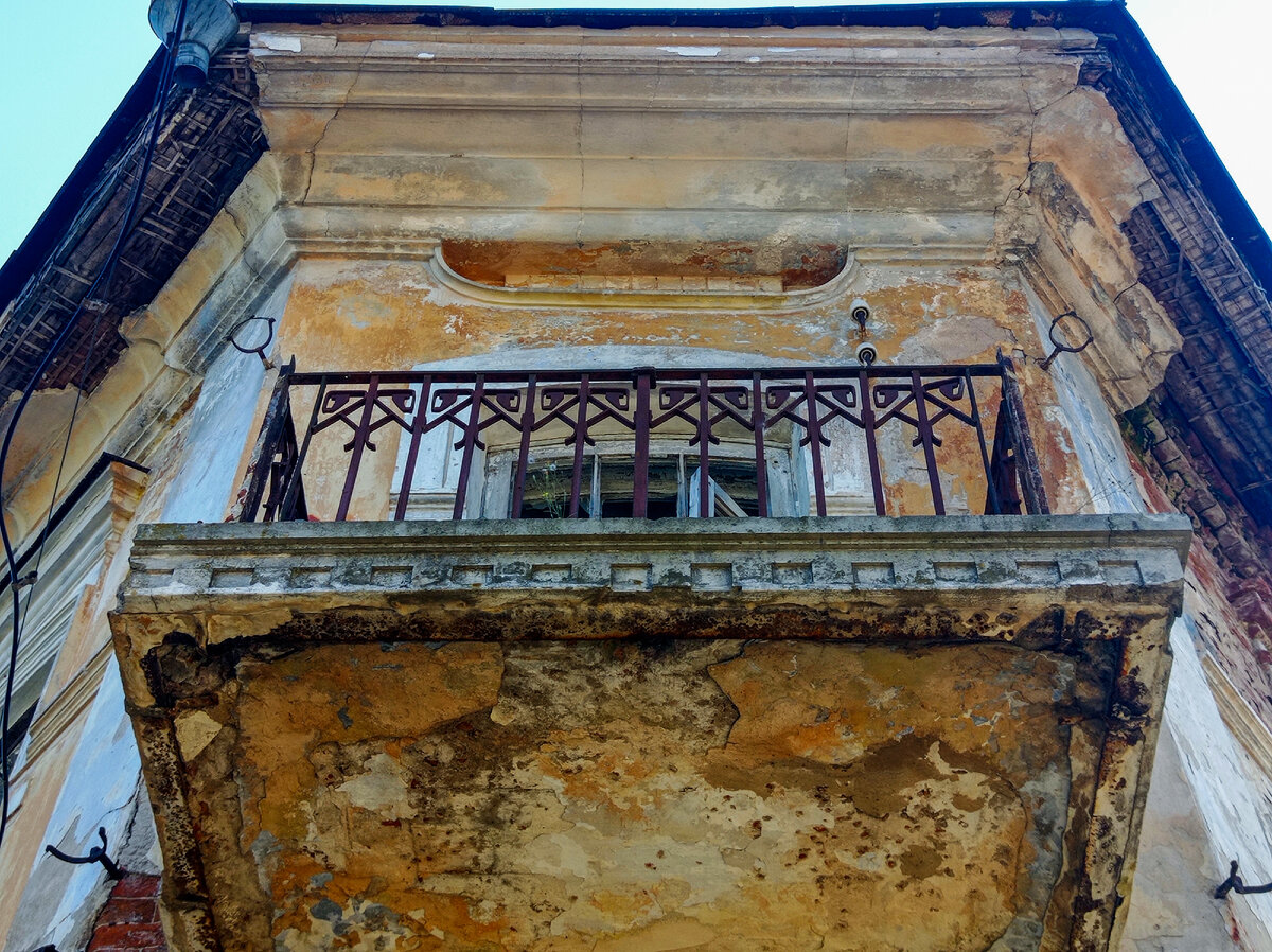 Балкон, выходящий на угол Малой и Большой Советских улиц