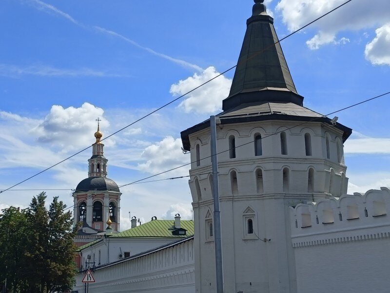 Башня и крепостная стена вокруг Данилова монастыря.