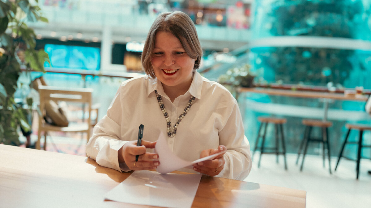 Всем привет! Меня зовут Елена Сокол и я логопед-практик. Я помогаю обычным мамам из нашей с вами жизни заниматься со своими детьми самостоятельно.