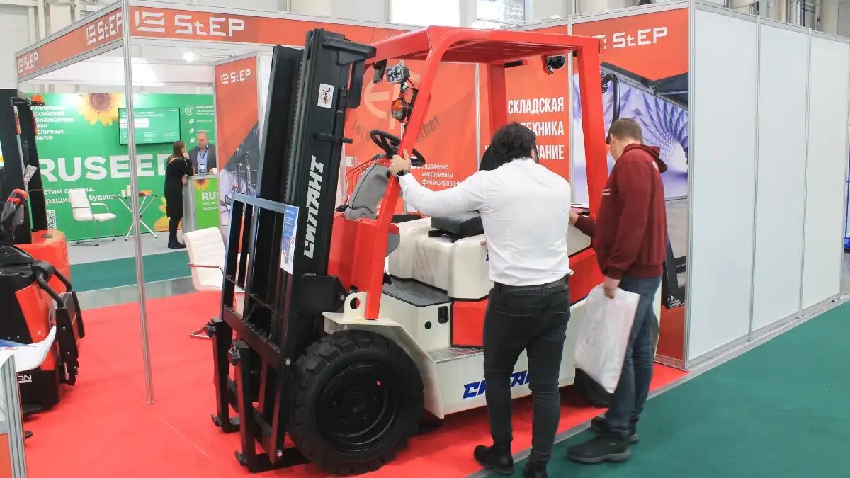  Фото: © Артем Борисов / Glavpahar.ru
Погрузчик производства ЧЗСА