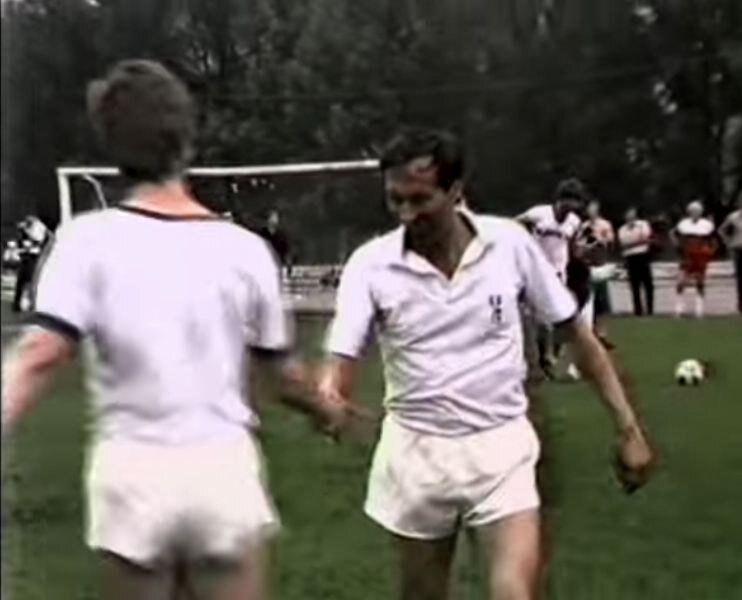 Куйбышев. 1984 год. Олег Янковский (справа) во время футбольного матча. Скриншот youtube.com