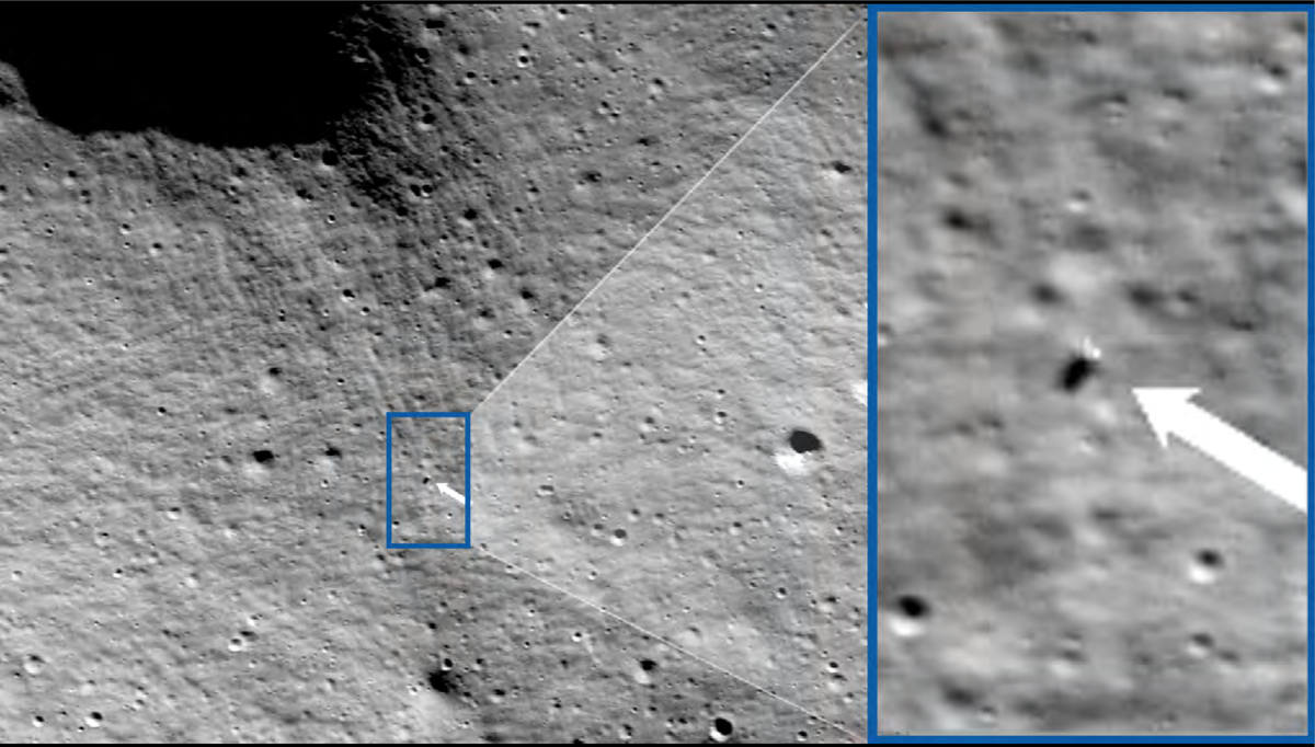 Посадка аппарата "Одиссей" на Луну в четверг, 22 февраля, в 23:23:53 UTC. Стрелка указывает на посадочный модуль Nova-C. Ширина изображения составляет 973 метра.Источник: https://www.lroc.asu.edu/posts/1360