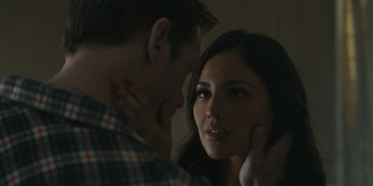 Это другие мистер и миссис Смит (Александр Скарсгард и Эйса Гонсалес). Не самые главные герои в этом сериале, отчего немного жаль.