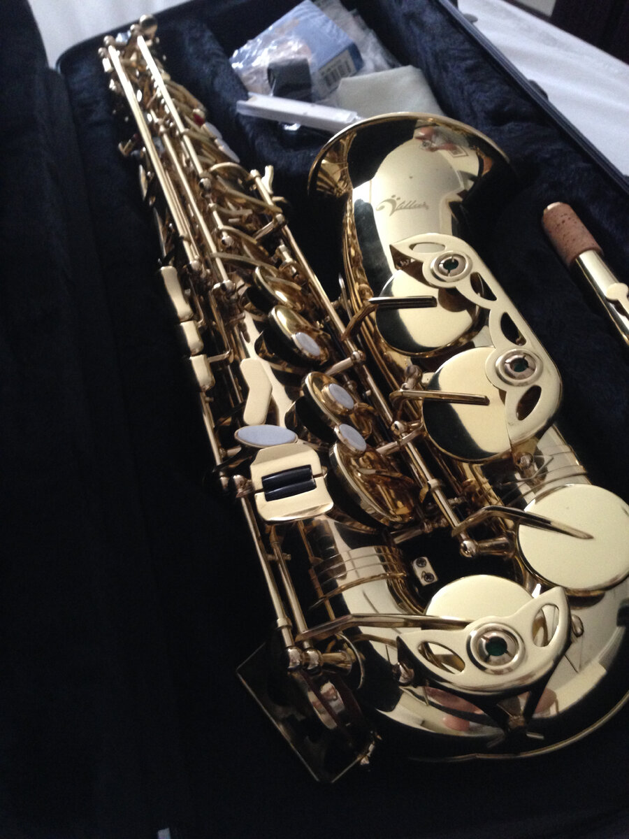 Фото ученического саксофона, купленного автором в г. Каракас. Я научусь играть. Мечты сбываются.