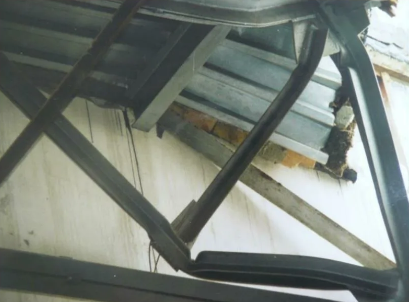 Стальная ферма в деформированном состоянии