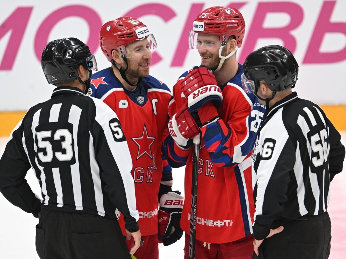    Игроки ЦСКА Никита Нестеров (второй слева) и Михаил Григоренко (второй справа)© РИА Новости / Павел Бедняков