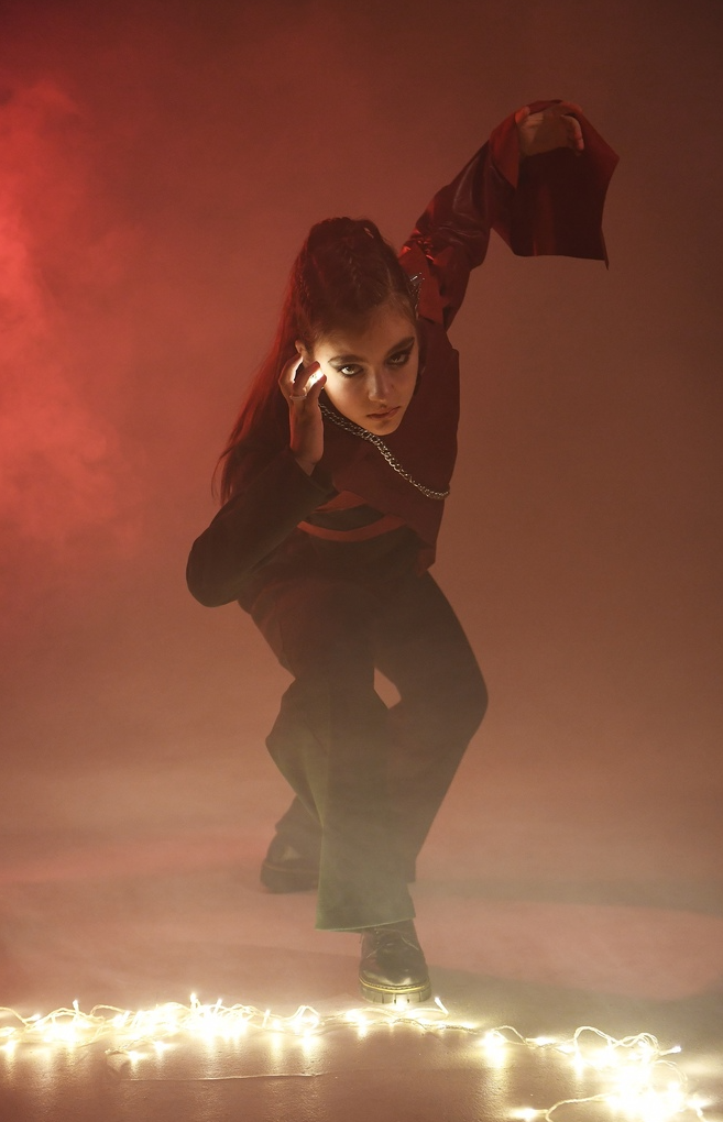 Дэнс танцы у моря. Танцующая девушка у моря. Танцующая девушка на закате. Танцы на закате у моря. Девушка счастье.