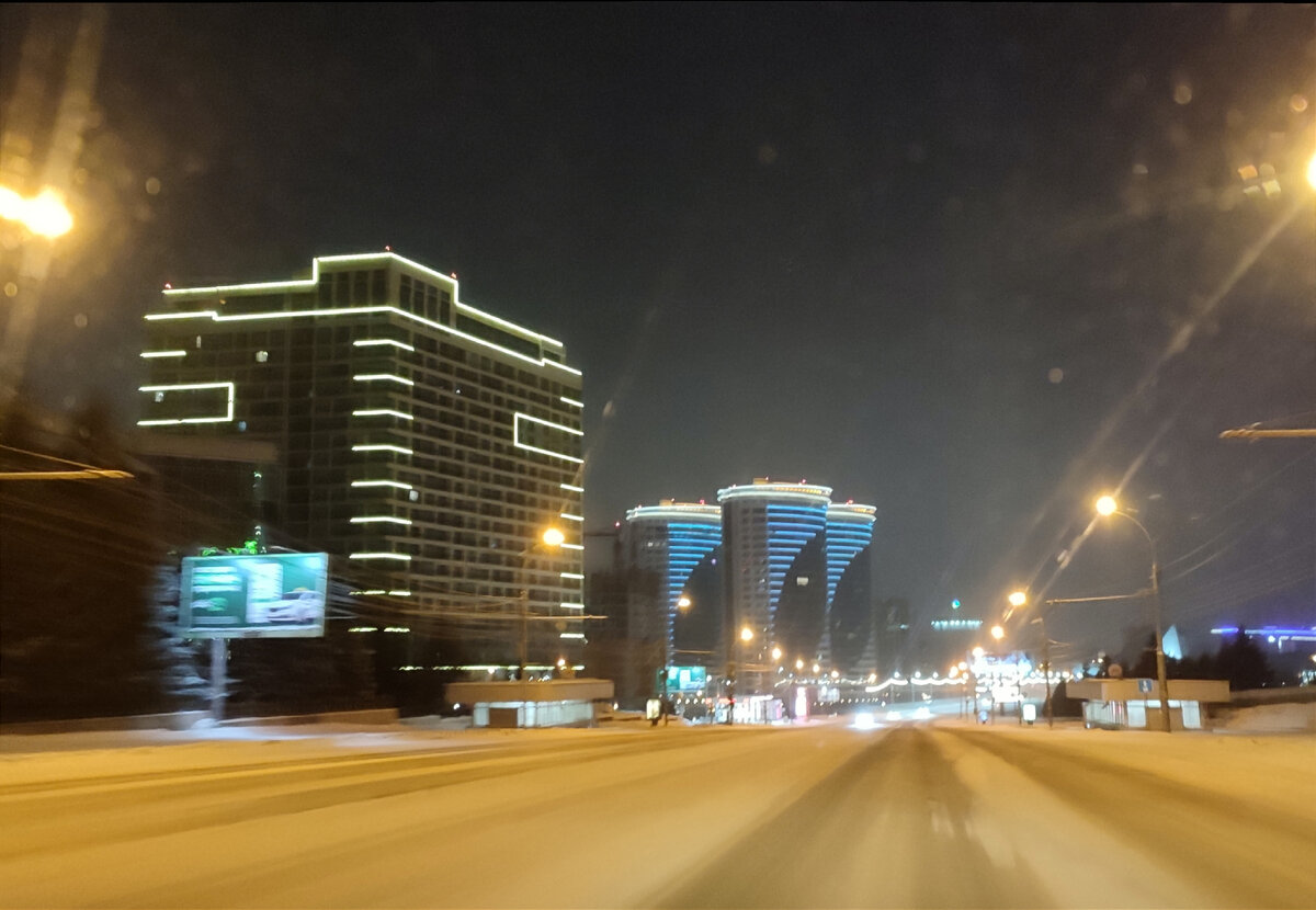 Три часа ночи в Новосибирске. Метель, красота ☺️