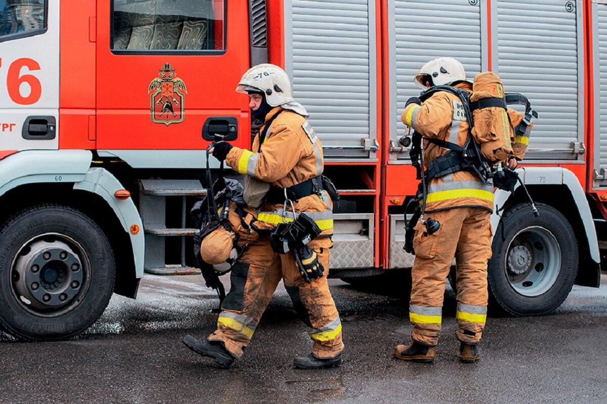 Пожарник спб. Пожарник спб. Псч санкт петербург. Пожарные спб. Дом басевича фото.